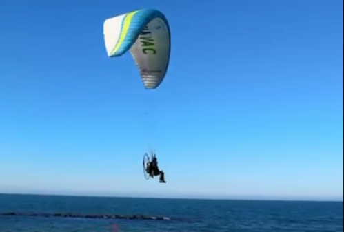 Karasu sahilinde paramotor sürprizi