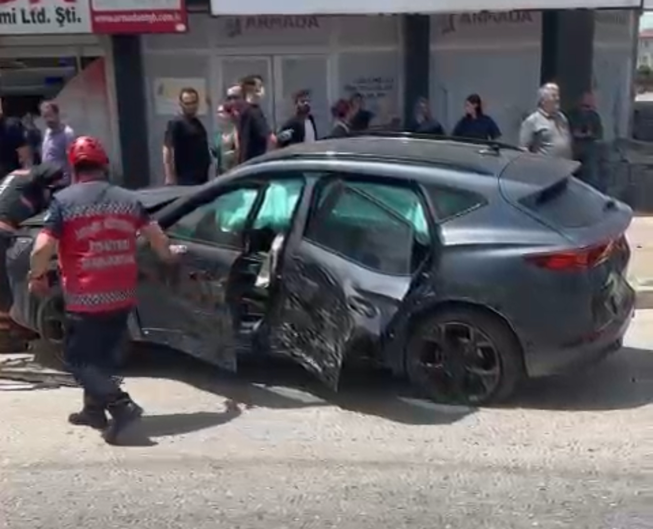 Karasu’da Kaza: Eski İlçe Sağlık Müdürü ve 2 Kişi Yaralandı