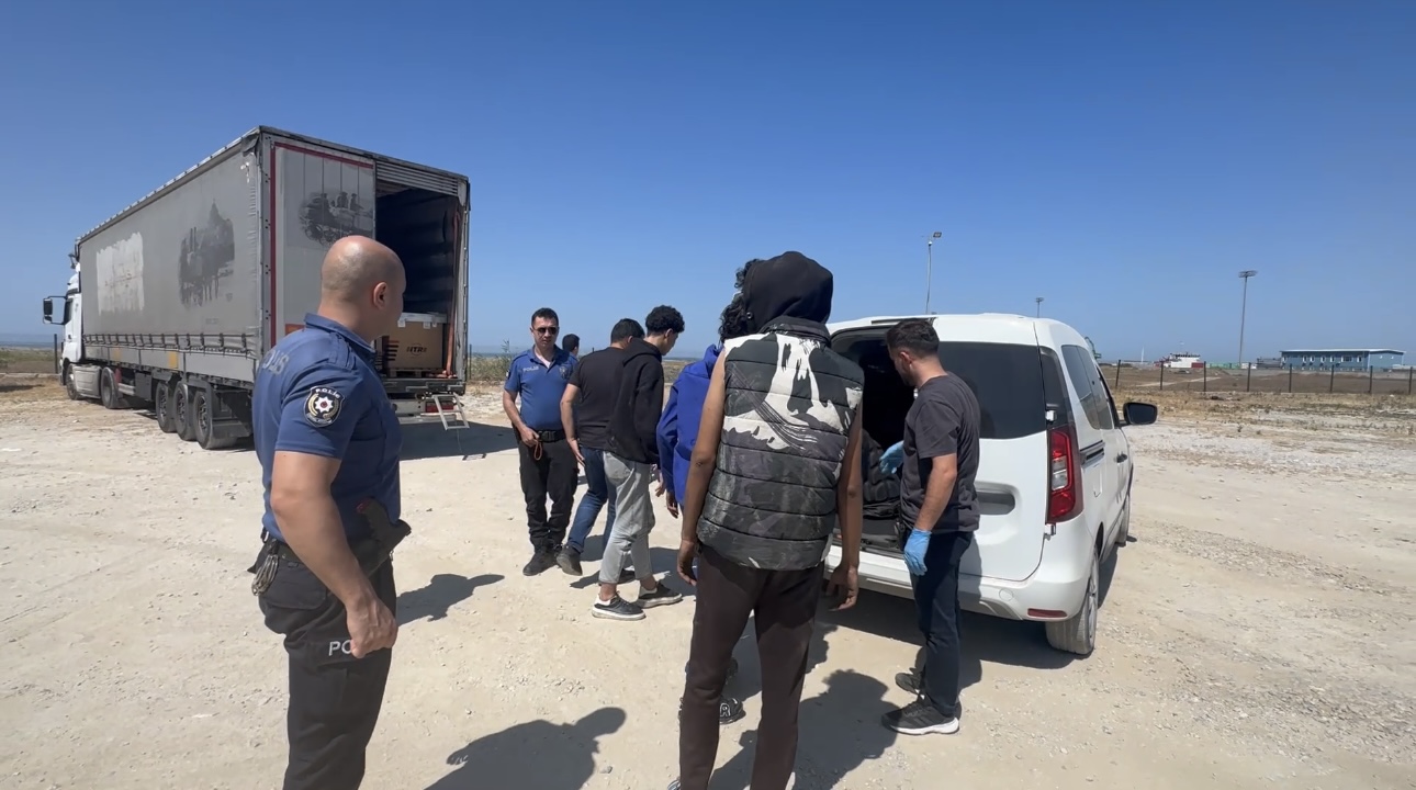 İtalya Diye Karasu’ya Geldiler! TIR’dan Atlayarak Kaçmaya Çalıştılar
