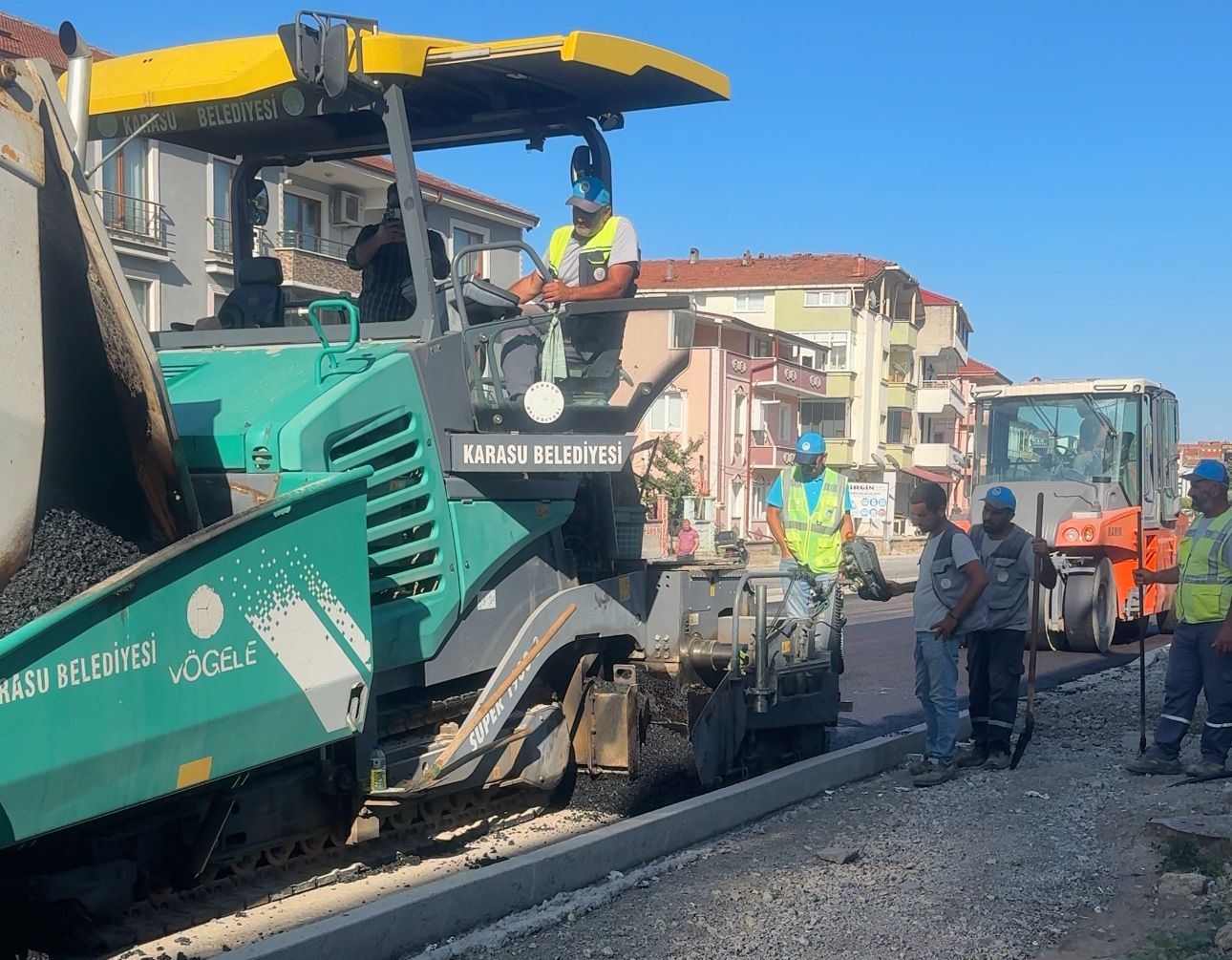 Karasu Girişi Asfaltla Buluşuyor: İstiklal Caddesi Yenileniyor